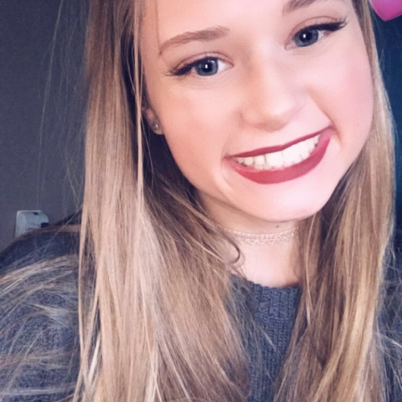 Meet your Posher, Becca - Picture 3 of 4